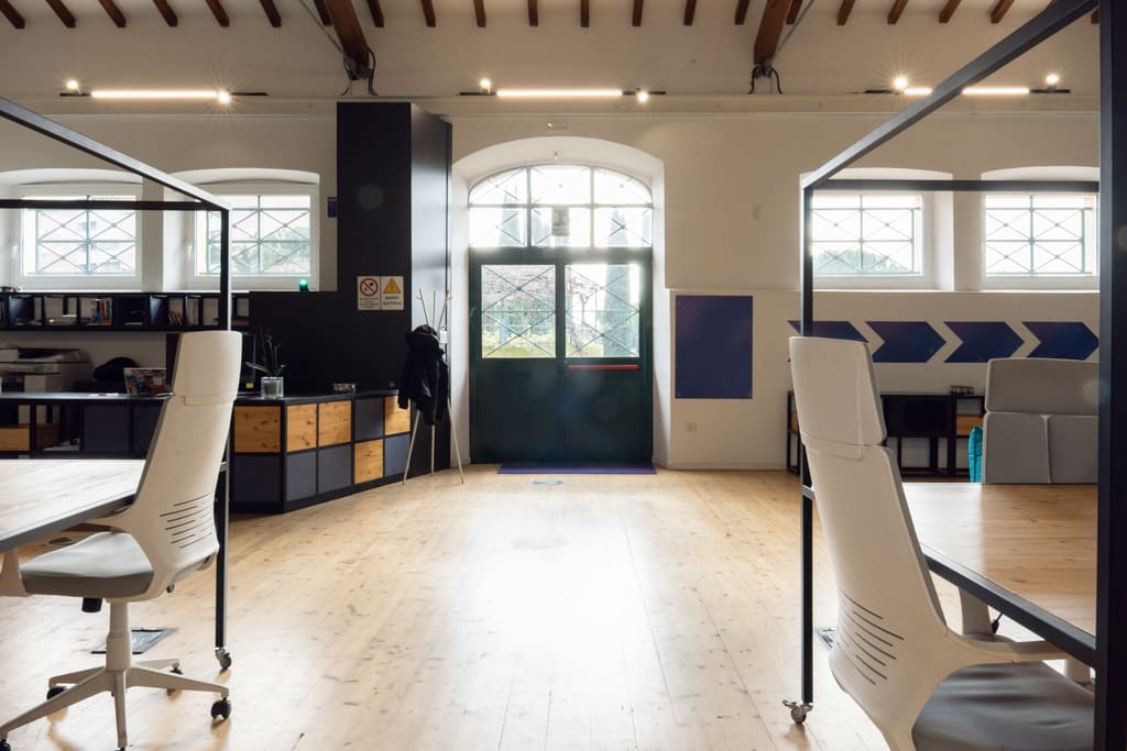 Il portone ad arco visto dall’interno della sala