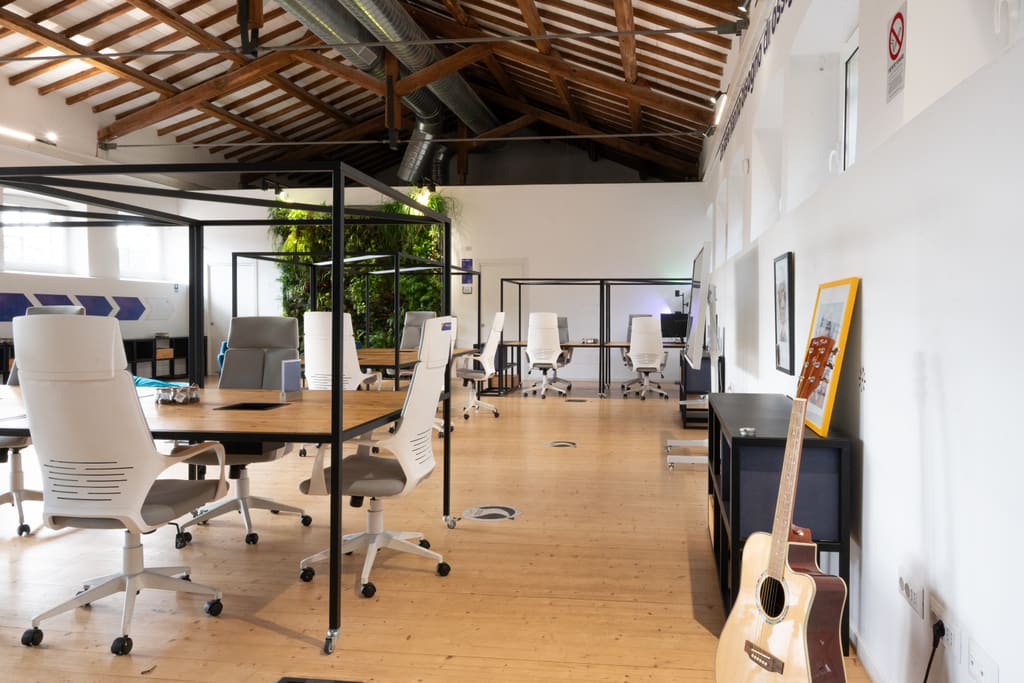 Il lato espositivo della sala