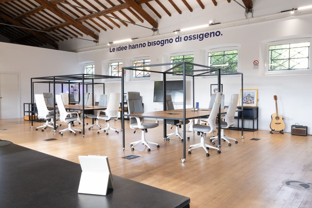 Vista d’insieme della sala principale con soffitto in legno
