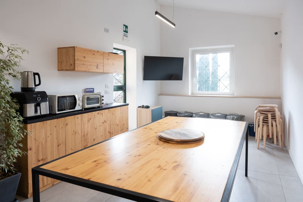 La cucina della location, con piano di lavoro e tavolo in legno