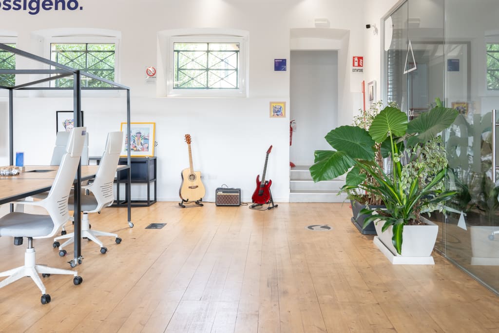 Angolo musica con chitarre e amplificatore